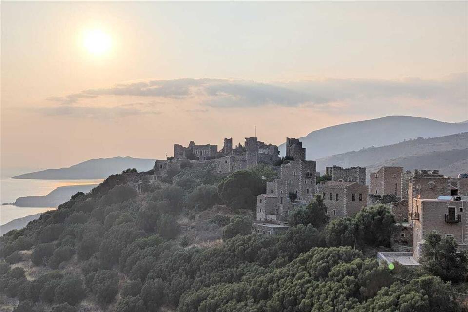 Heute bestaunen viele Touristen die ikonischen Wohntürme der Halbinsel Mani im äußersten Süden Griechenlands.Leonidas-Romanos Davranoglou/dpa