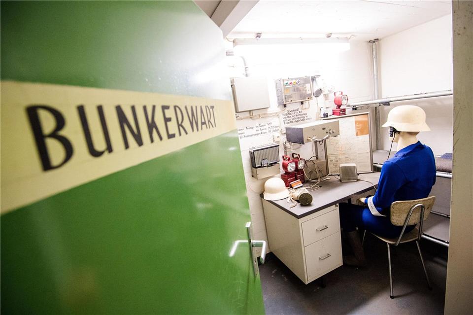 Heute eine Puppe, zu Zeiten des Kalten Krieges aber hätte am Schreibtisch im „Tiefbunker Steintorwall“ ein Bunkerwart gesessen.Daniel Bockwoldt/dpa/dpa-tmn