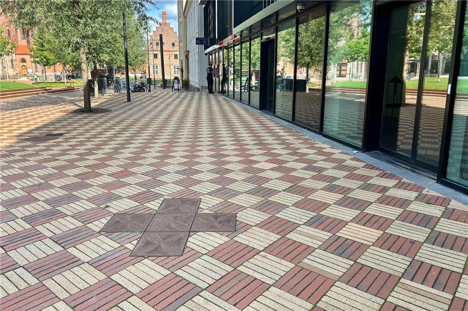 Heute in der Fußgängerzone von Odense: Das Kreuz, das den einstigen Altar und Sterbeort des letzten Wikingerkönigs Knud IV. markiert.Friederike Ostermeyer/dpa-tmn