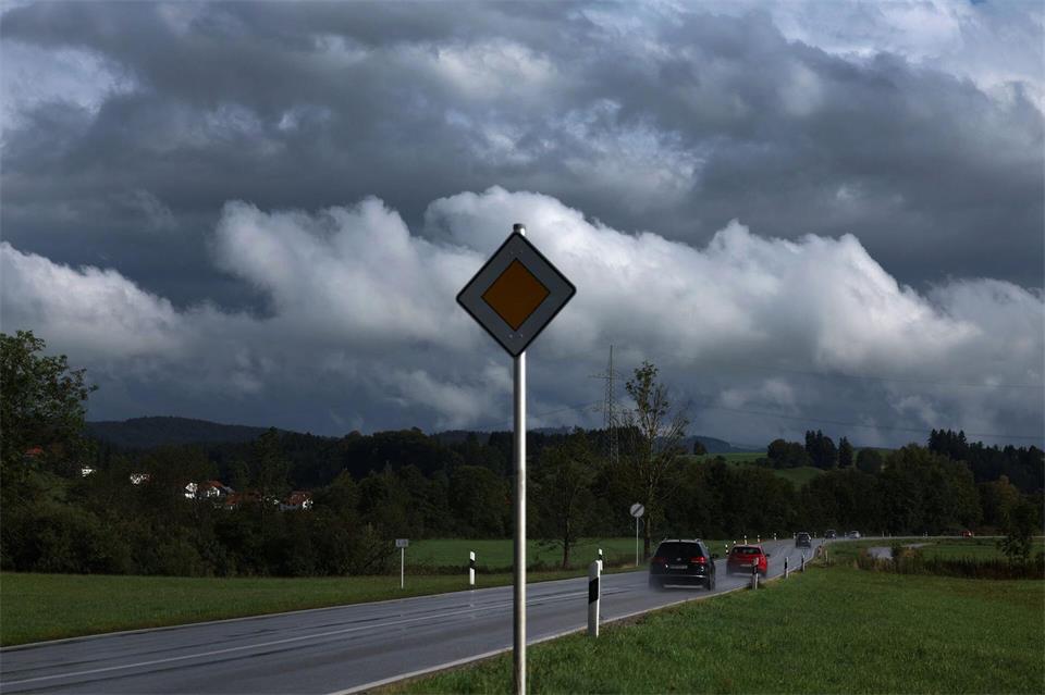 Heute könnte es noch einmal heiß werden, doch für den Mittwoch erwartet der Deutsche Wetterdienst Regen und einen kräftigen Temperatursturz in Bayern. (Symbolbild)Karl-Josef Hildenbrand/dpa
