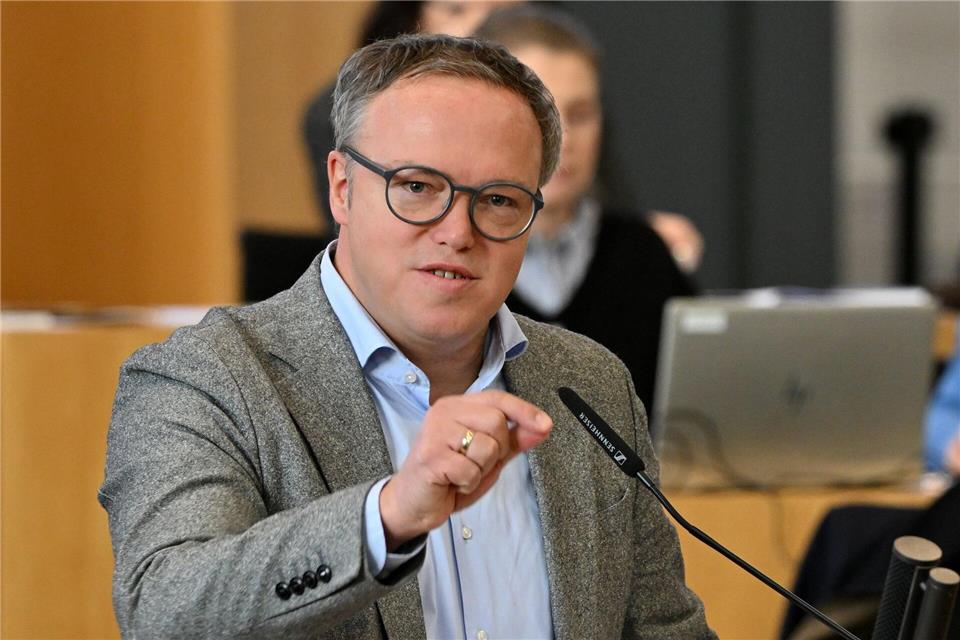 „Heute reißen wir die Mauern aus Überregulierung, Misstrauen und Papier ein“, sagte Ministerpräsident Mario Voigt (CDU).  (Archivfoto) Martin Schutt/dpa