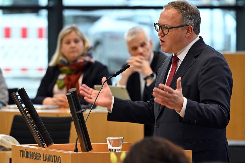 „Heute reißen wir die Mauern aus Überregulierung, Misstrauen und Papier ein“, sagte Ministerpräsident Mario Voigt (CDU) in einer Sondersitzung des Landtags zum Bürokratieabbau.Martin Schutt/dpa