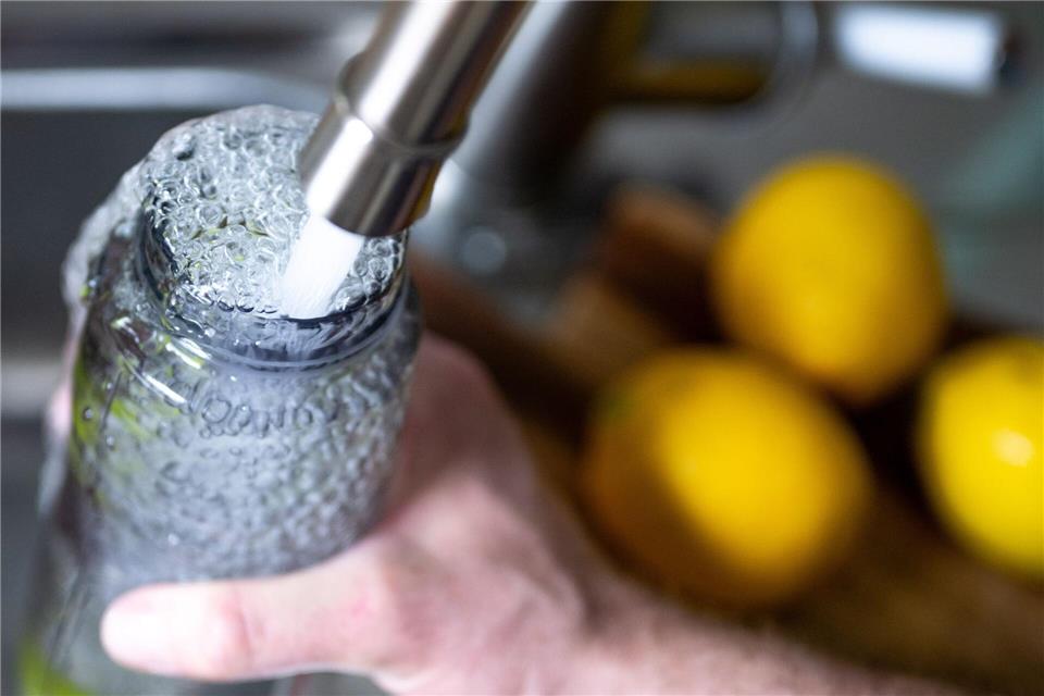 Heute schon genug getrunken? Mit einer Flasche Wasser in Sichtweite fällt das leichter. picture alliance/dpa