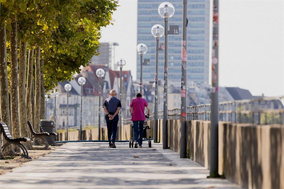 Heute soll es in Nordrhein-Westfalen noch einmal sommerlich werden. (Symbolbild)Rolf Vennenbernd/dpa
