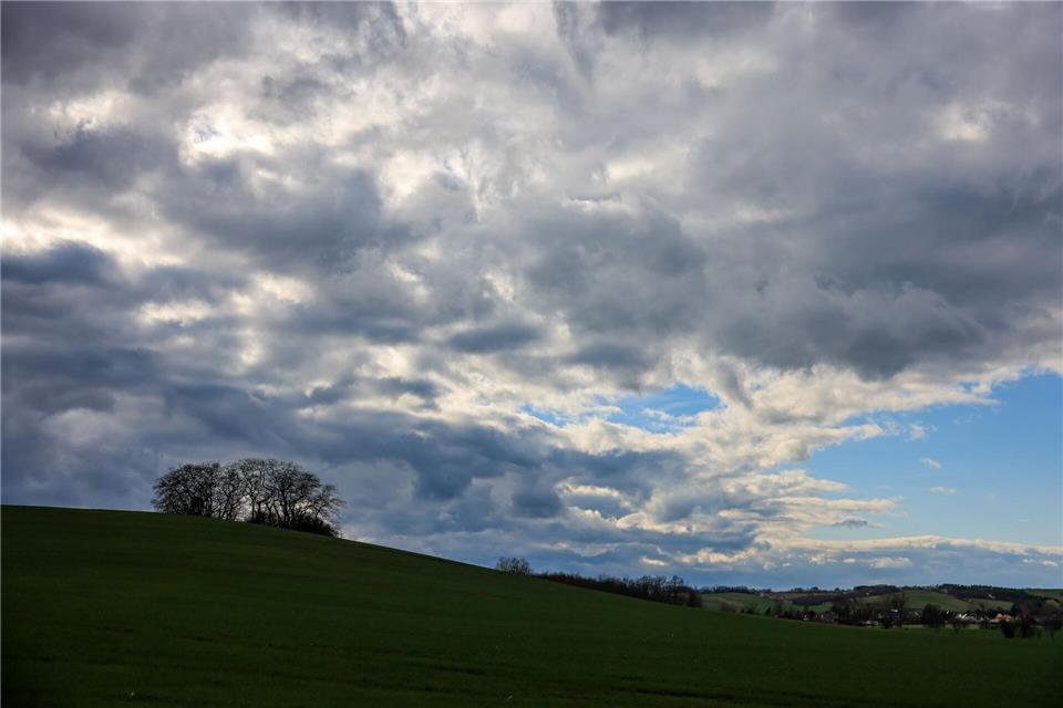 Temperatur-Schwankungen und lokale Gewitter Heute stark bewölkt und gelegentlich Niederschlag. (Symbolbild)Jan Woitas/dpa