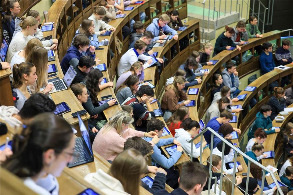 Heute startet die Bewerbungsphase für die erweiterte Landarztquote in MV. (Symbolbild)Jan Woitas/dpa