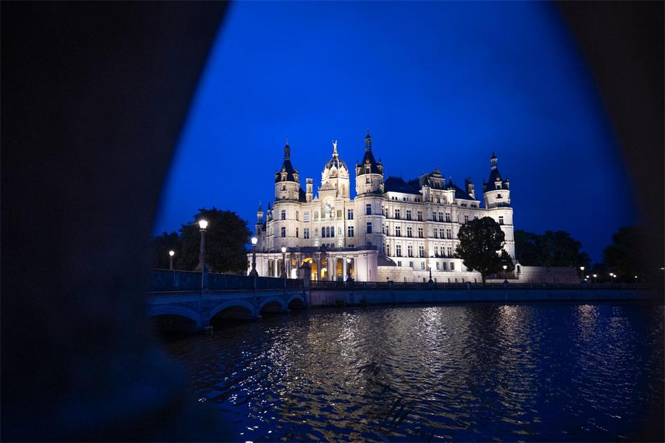 Heute wird gewählt - wer hat künftig im Schweriner Schloss, in dem der Landtag von Mecklenburg-Vorpommern sitzt, das Sagen? Philip Dulian/dpa