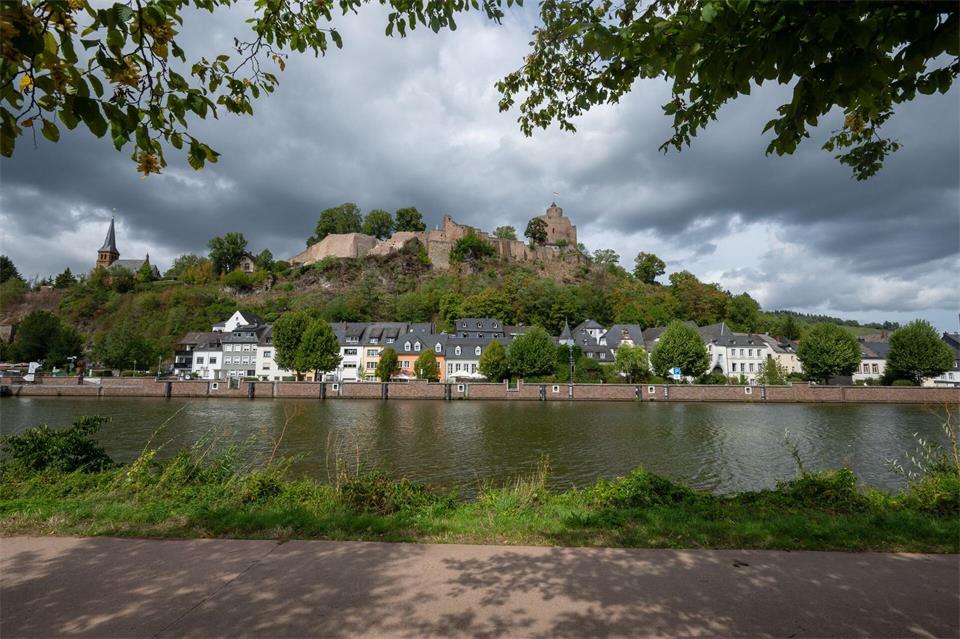Heute ziehen dunkle Wolken über das Saarland und Rheinland-Pfalz. (Symbolbild) Harald Tittel/dpa