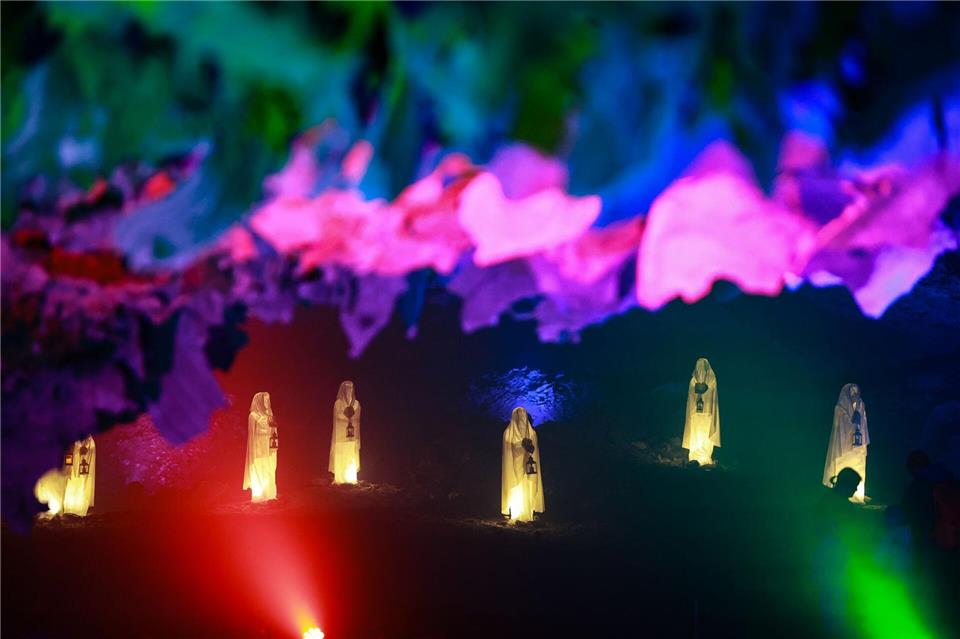 Hexen, schaurige Nonnen und ein Voodoo-Priester sorgen für Gruselstimmung in der Barbarossahöhle. (Archivbild)Matthias Bein/dpa