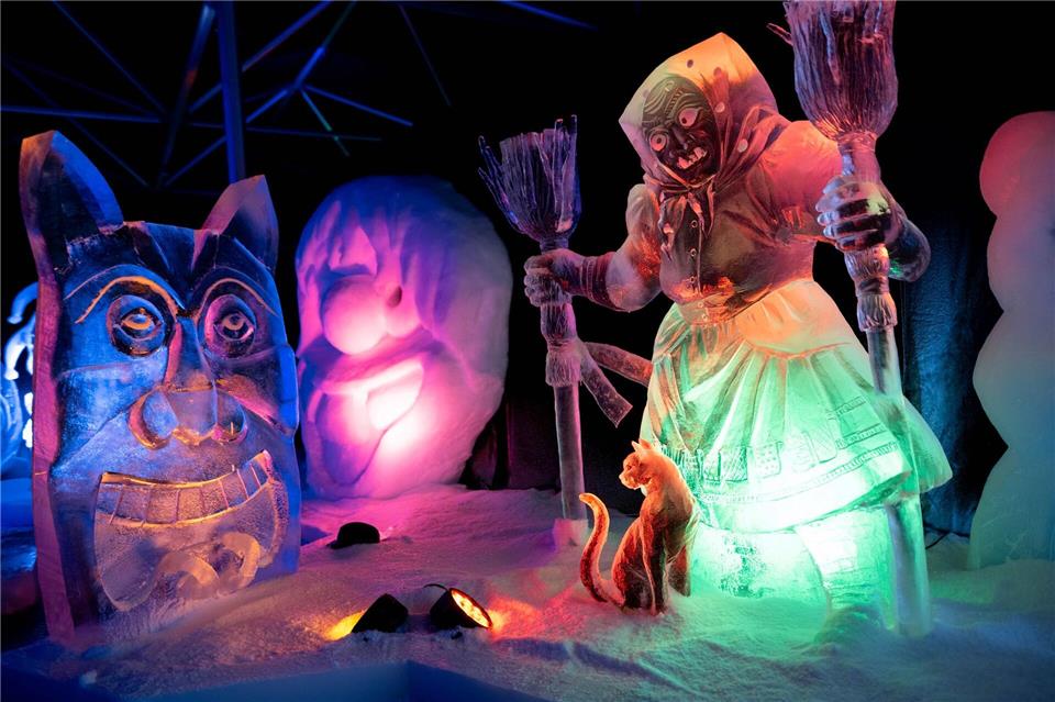 Hexen und Masken aus der schwäbisch-alemannischen Fastnacht sind in der Eisskulpturen-Ausstellung zu sehen.Fabian Strauch/dpa