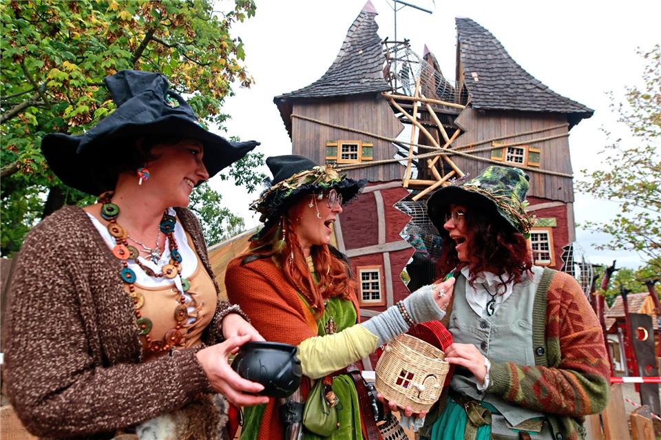 Hexendorf in Sachsen-Anhalt: Als Hexen verkleidete Frauen unterhalten sich auf dem Hexentanzplatz.Matthias Bein/dpa