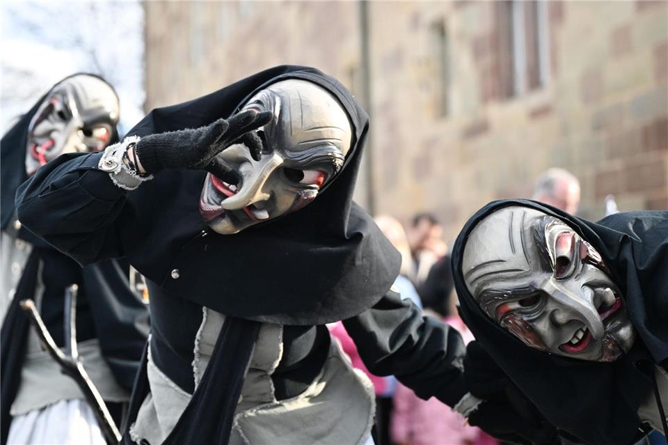 Hexenkostüme sind heute beliebt. (Archivbild)Bernd Weißbrod/dpa
