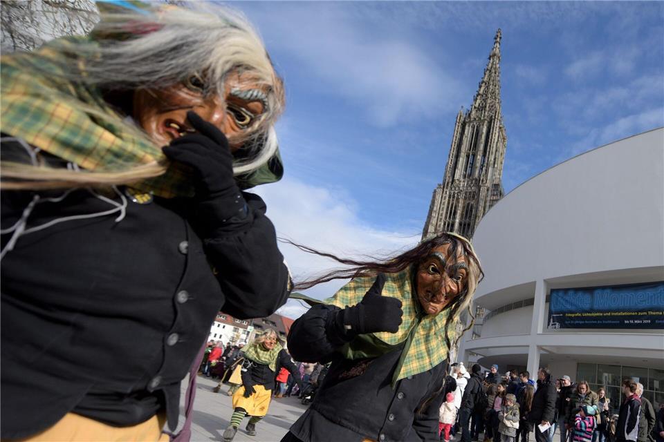 Hexhex - beim „Ulmzug“ in Ulm laufen Hexen zur Hochform auf. (Archivbild)Stefan Puchner/dpa