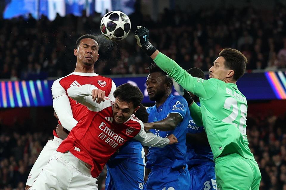 Hielt Bayer lange im Spiel: Torhüter Janis Blaswich (r.)Ian Walton/AP/dpa