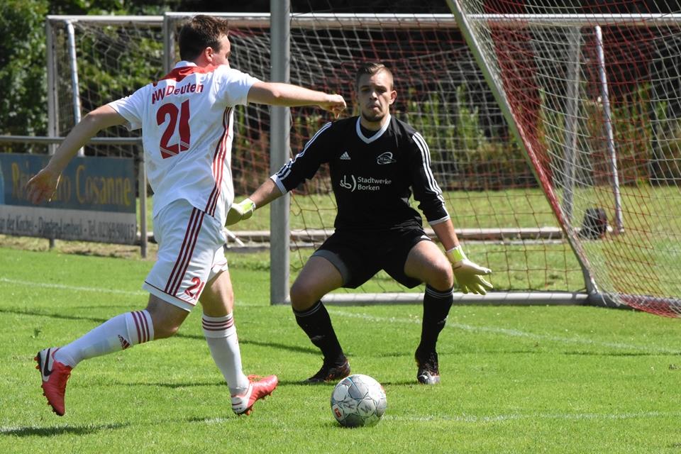 Hielt in letzter Minute einen Elfer und krönte damit seine Leistung beim Borkener 3:2-Sieg: Schlussmann Jason Rudolph (rechts).