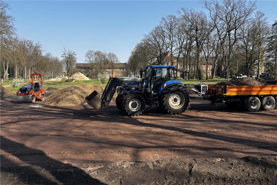 Hier bereitet der Bauhof den künftigen Vorplatz vor dem Festzelt vor.