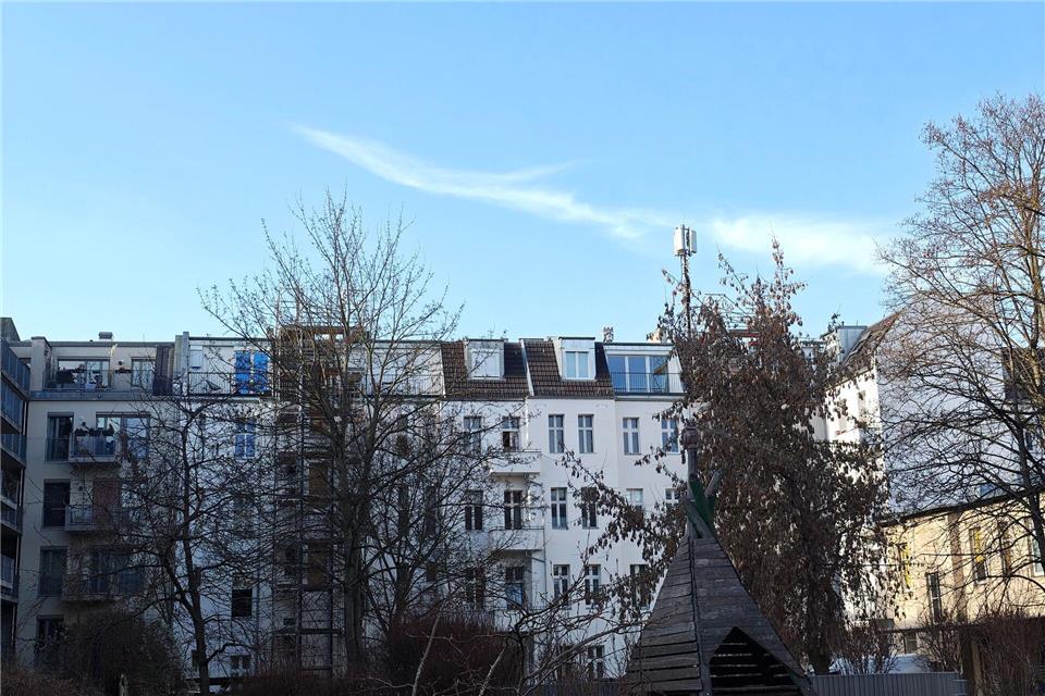 Hier die Totale eines Berliner Blockhofs mit Mobilfunkantenne auf dem Dach. Zoomt man an den Funkmast heran, übernimmt Stück für Stück die KI.Till Simon Nagel/dpa-tmn
