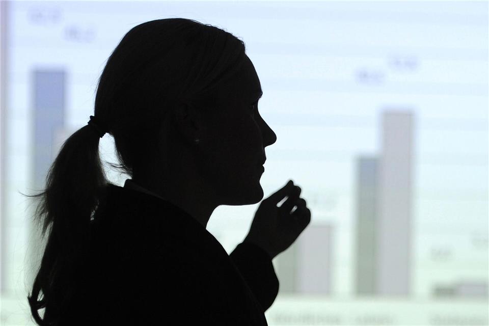 Hier erklärt eine Frau eine Statistik an der Wand - vielleicht eine Mutter, die sich bald um ihre Kinder kümmern muss? (Illustration)Tobias Kleinschmidt/dpa