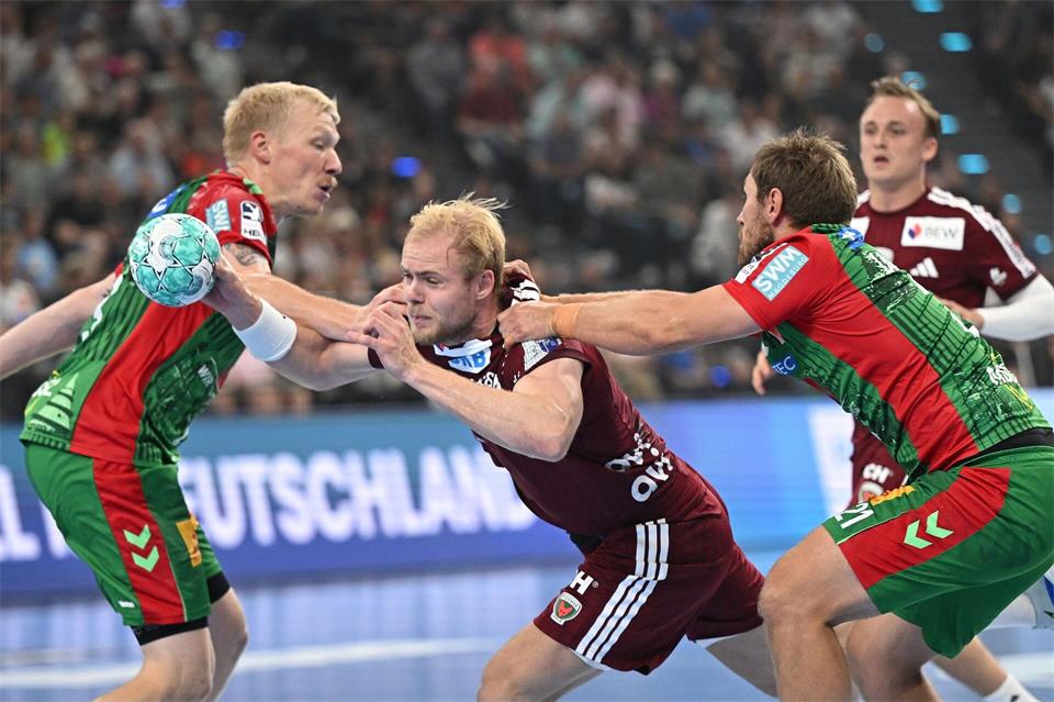 Hier geblieben: Magnus Saugstrup (l) und Albin Lagergren (r) packen energisch zu.Angelika Warmuth/dpa