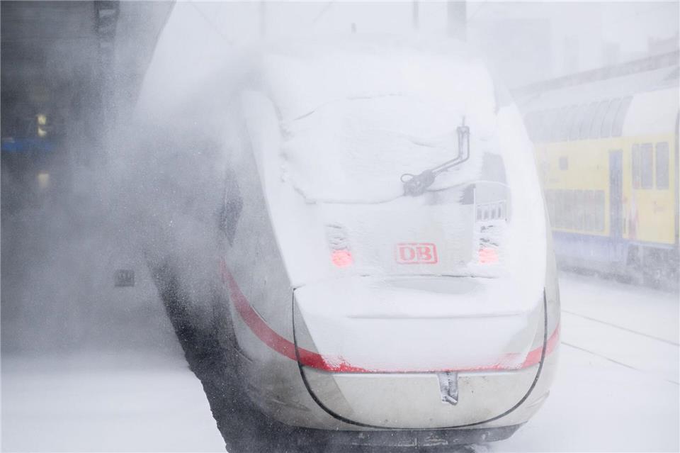 Hier geht erst mal nichts mehr: Wer bei Schnee oder Glätte zu spät oder gar nicht zur Arbeit kommt, muss mit Lohnausfällen rechnen.picture alliance/dpa
