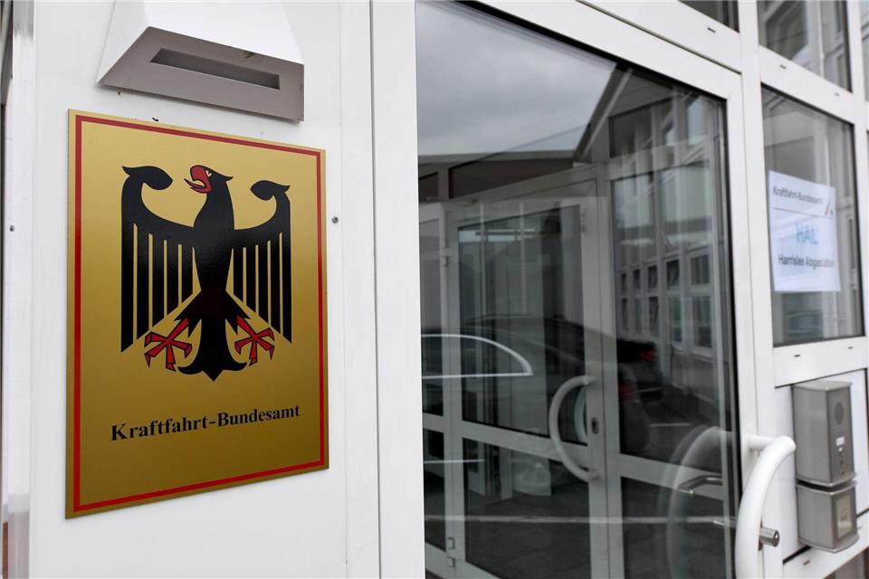 Hier geht es in die Behörde, die viel Wissen rund um Kraftfahrzeuge und ihre Halter und Fahrer sammelt. Carsten Rehder/dpa
