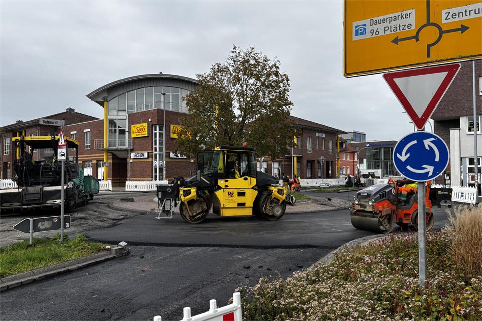 Hier geht‘s rund: Am Kreisverkehr eingangs der Brinkstraße liefen am Montag die Asphaltierungsarbeiten an.