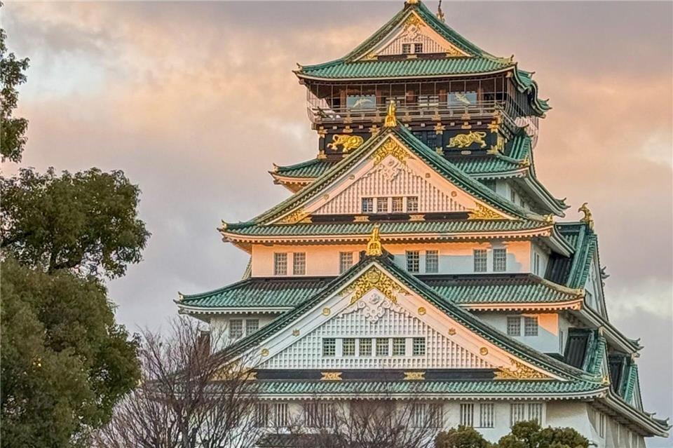 Hier gibt es weder Neonreklamen noch Essensgerüche, dafür leuchtet die Burg im Abendlicht und für betörenden Duft sorgen die Pflanzen im Park, darunter viele Kirsch- und Pflaumenbäume.Ralf Johnen/dpa-tmn