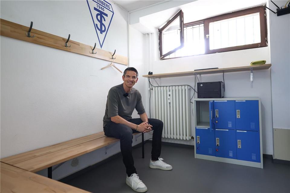 Hier hat alles angefangen: Deniz Aytekin in der Schiedsrichter-Kabine des TSV Altenberg. Daniel Löb/dpa