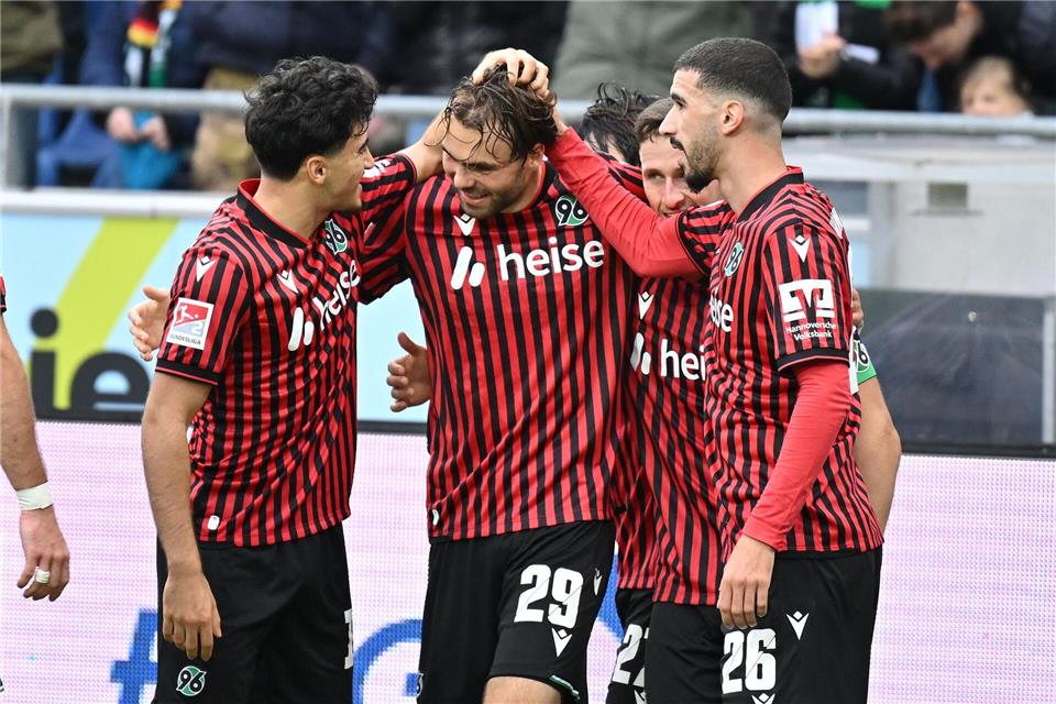 Hier hatte Hannover 96 noch Hoffnung: Kolja Oudenne (2.v.l) nach seinem Treffer zum 2:1 für 96. Swen Pförtner/dpa