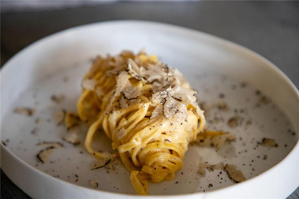 Mit zwei Fragen zum perfekten Trüffel – Experten geben Tipps Hier ist der Trüffel der Star und braucht nicht viel Beiwerk: Über die Tagliatelle wird der Trüffel hauchdünn geraspelt.BOS FOOD/dpa-tmn