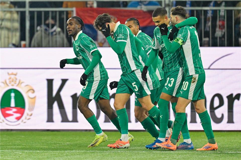 Hier jubelten die Fürther noch über ihren Ausgleich.Uwe Anspach/dpa