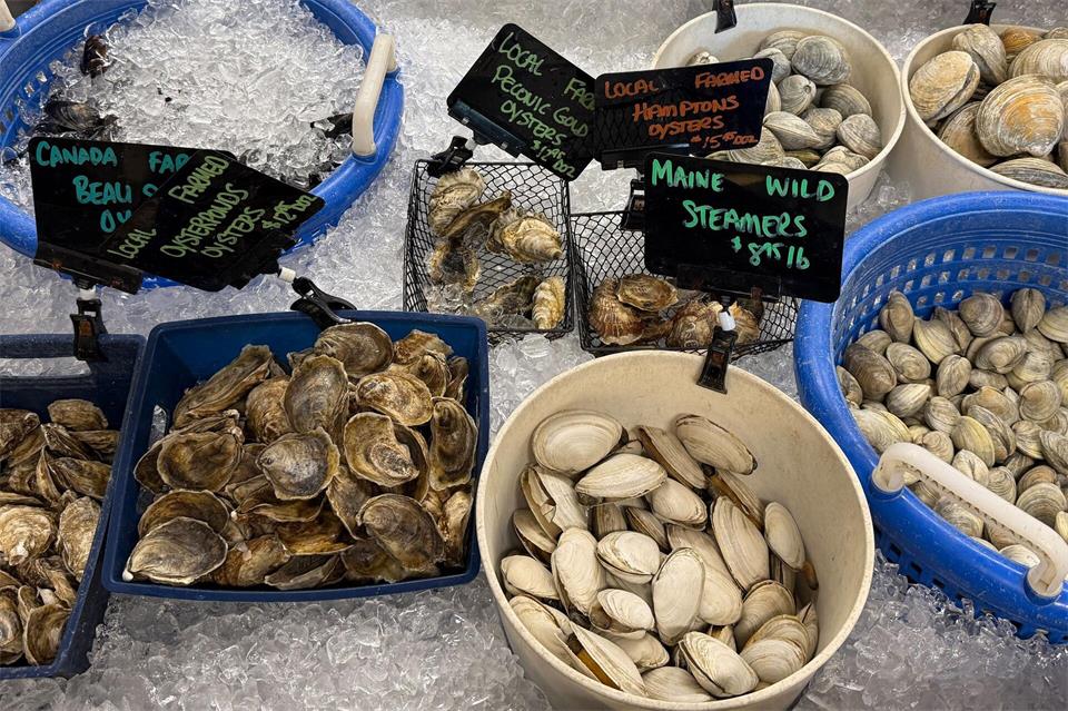 Hier kaufen auch die Edelköche von der Insel ein: Muscheln in der Auslage der Braun Seafood Company.Verena Wolff/dpa-tmn