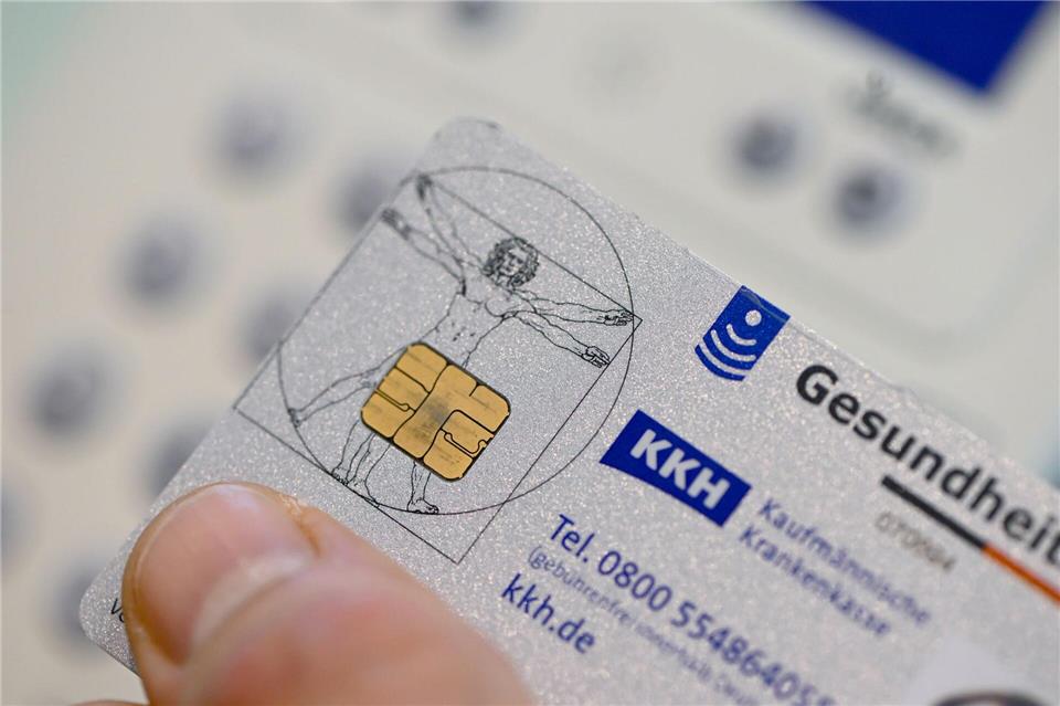 Hier können Rezepte gespeichert werden: Elektronische Gesundheitskarte. (Archivbild)Jens Kalaene/dpa