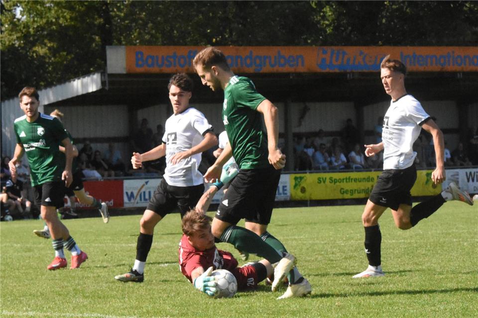 Hier könnte SC-Keeper-Phil Soggeberg Merfelds Jannik Beuing den Ball noch vom Fuß angeln, später schlug’s zwei Mal bei ihm ein.
