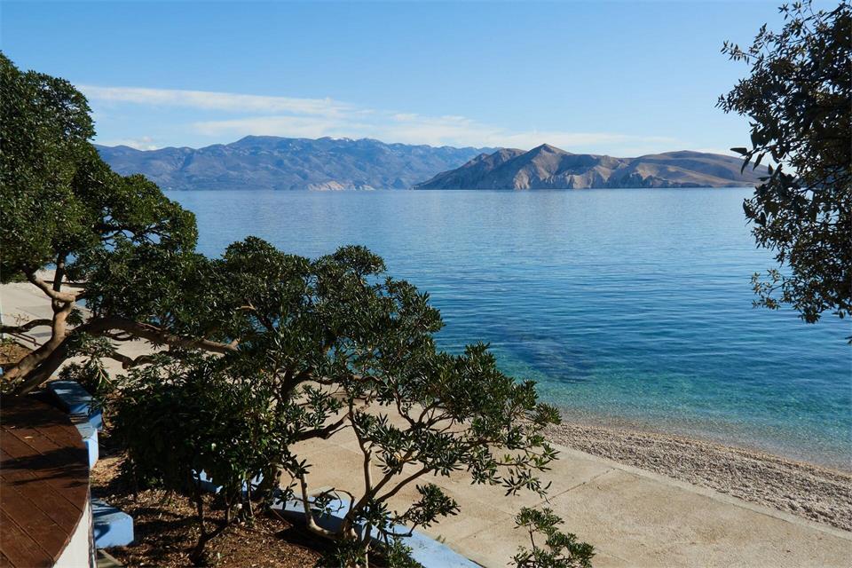 Hier kommt man pilgernd vorbei: Kiesstrand von Baška.Andreas Drouve/dpa-tmn