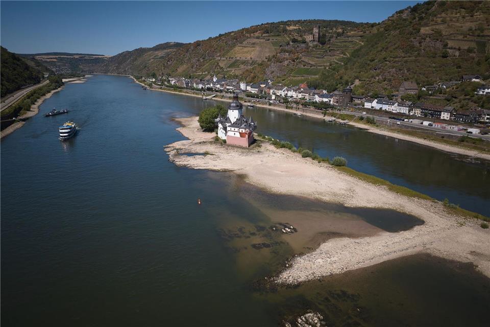 Hier lässt sich der niedrige Wasserstand des Rheins gut erkennen.Thomas Frey/dpa