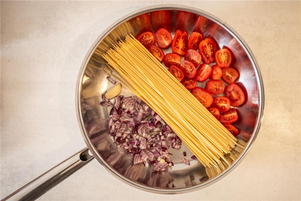 Hier muss nur noch Flüssigkeit drüber und dann geht es ab auf den Herd: One-Pot-Gerichte kombinieren alle Zutaten in einem Topf.Zacharie Scheurer/dpa-tmn