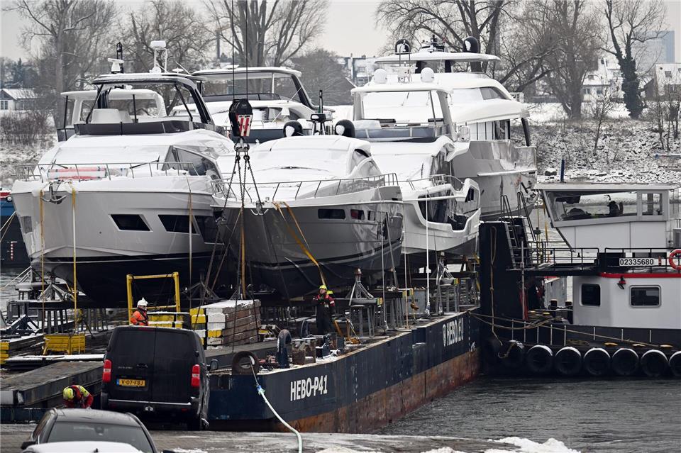Hier noch auf dem Wasser, wenig später angelandet und nächste Woche auf der Messe Boot zu sehen: Motorjachten am Rhein.Federico Gambarini/dpa