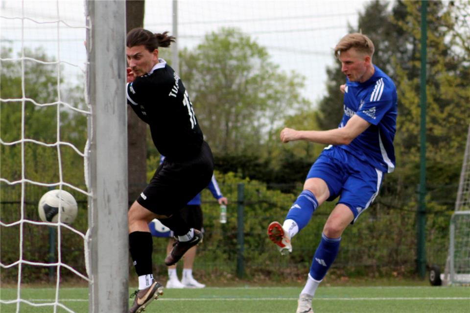 Hier noch aussichtsreich vor dem Gahlener Tor, später vorzeitig unter die Dusche geschickt: VfL Ramsdorfs Stürmer Bastian Bone (rechts)