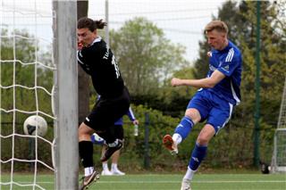 Hier noch aussichtsreich vor dem Gahlener Tor, später vorzeitig unter die Dusche geschickt: VfL Ramsdorfs Stürmer Bastian Bone (rechts)