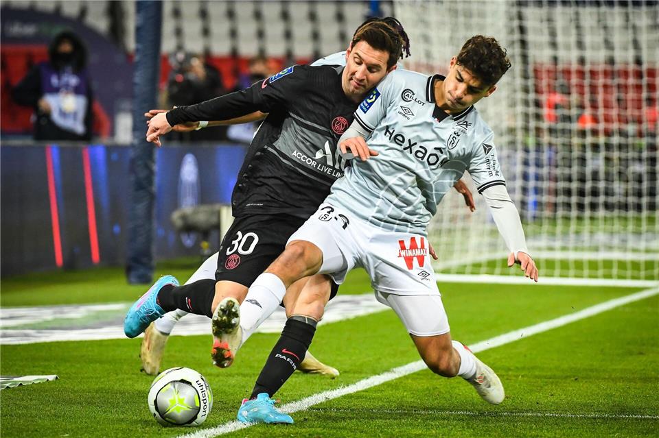 Hier noch im Zweikampf mit Lionel Messi, bald beim HSV? Martin Adeline (r).Matthieu Mirville/ZUMA Press Wire/dpa