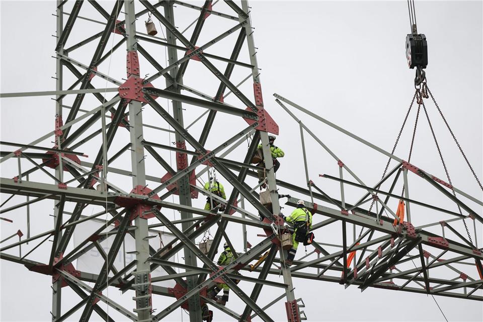 Hier noch in der Bauphase: Ein Mast der Ostküstenleitung. (Archivbild)Christian Charisius/dpa