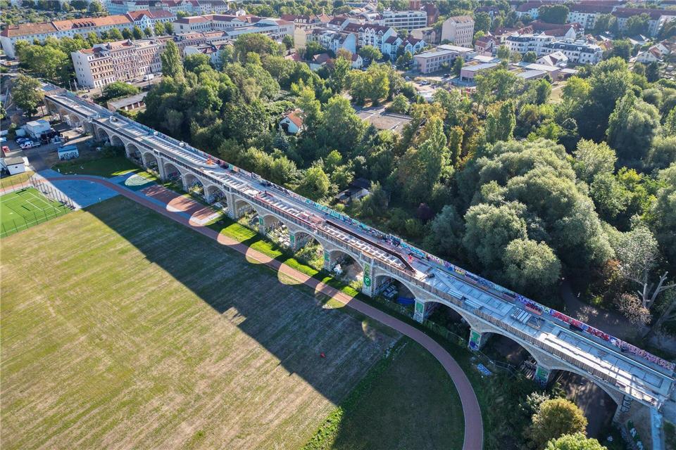 Hier soll auf circa 1,5 Kilometern ehemaliger Bahntrasse in den nächsten Jahren im Leipziger Osten ein grüner Höhenzug entstehen. (Archivbild)Jan Woitas/dpa