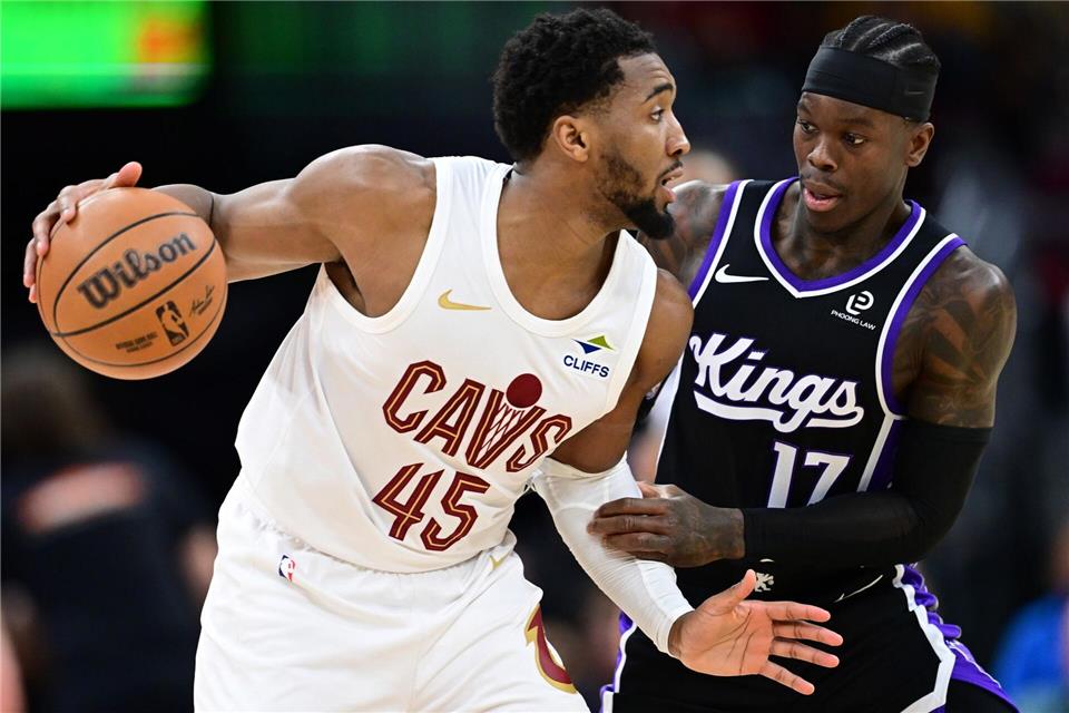 Hier spielten sie noch gegeneinander: Nun wechselt Dennis Schröder (re.) zu den Cleveland Cavaliers um Donovan Mitchell.David Dermer/AP/dpa