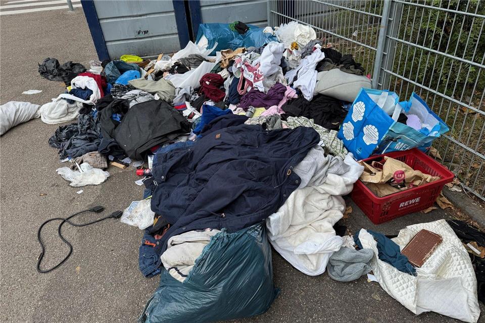 Hier stand mal ein Altkleidercontainer - aber diese verschwinden zusehends. (Archivbild)Marco Krefting/dpa