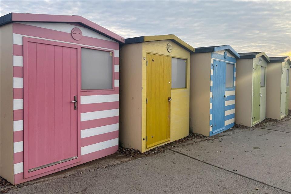 Warum Südengland im Oktober besonders entspannend ist  Hier startet der Weg des Seven-Sisters-Walks: bunte Strandhütten am Strand von Seaford. Nathalie Helene Rippich/dpa-tmn