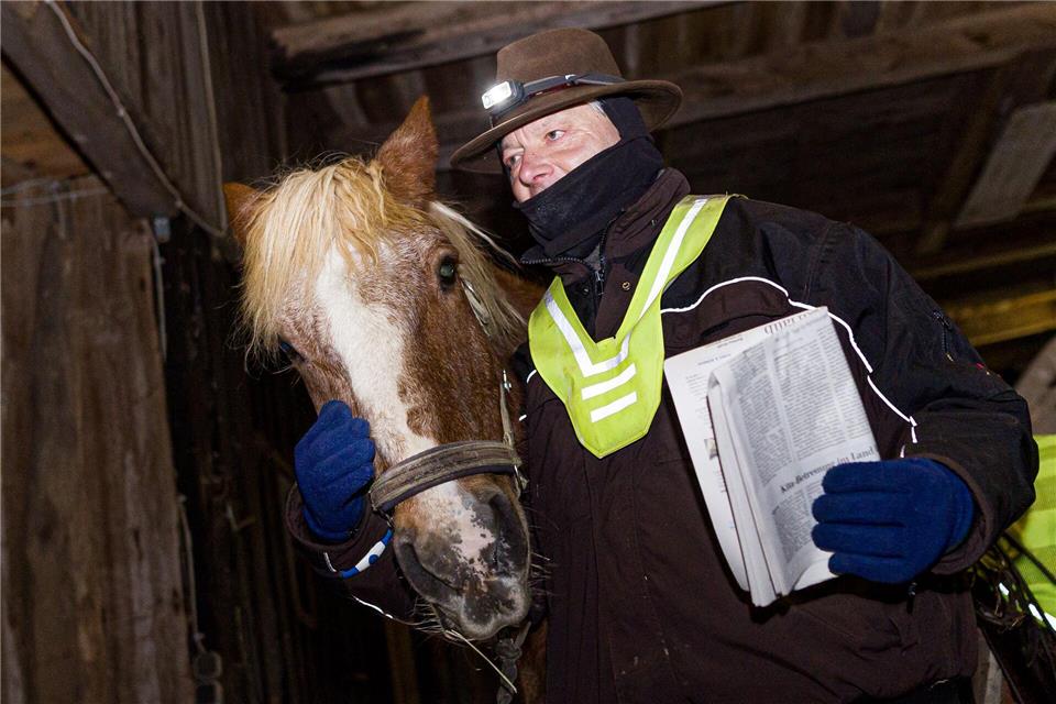 Hier streichelt Zaton am frühen Morgen sein Pferd Wilko.Moritz Frankenberg/dpa