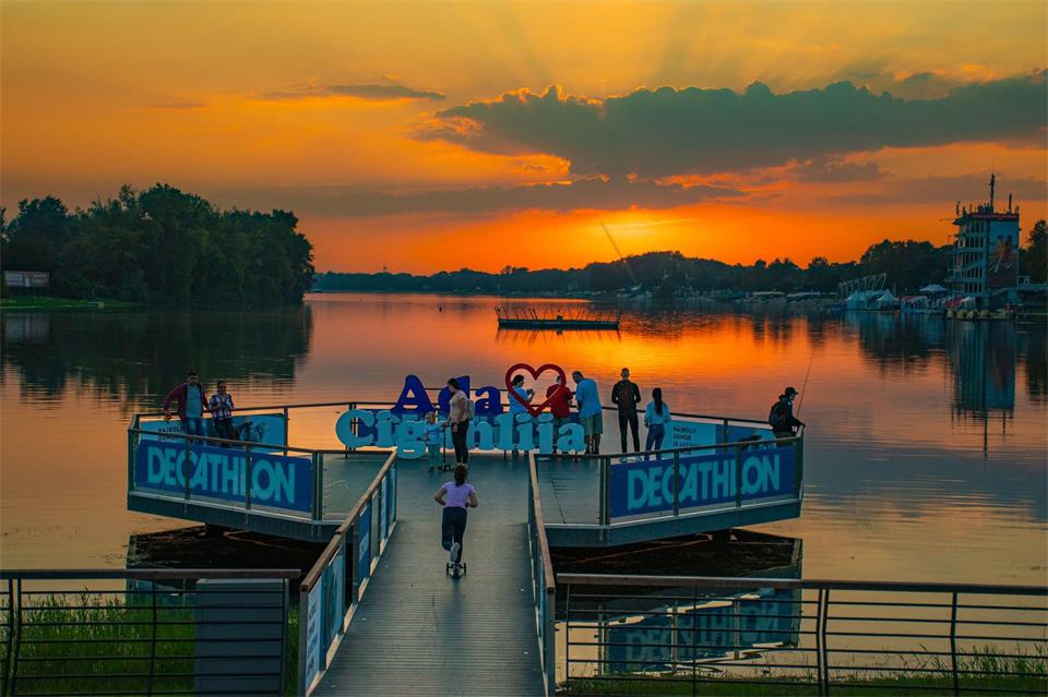 Hier verstummt die Großstadt: Abendstimmung am Wasser auf der Flussinsel Ada Ciganlija, kurz Ada. Tourist Organization of Belgrade/dpa-tmn