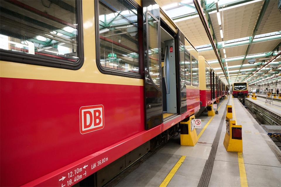 Hier werden seit hundert Jahren S-Bahnen repariert.Annette Riedl/dpa