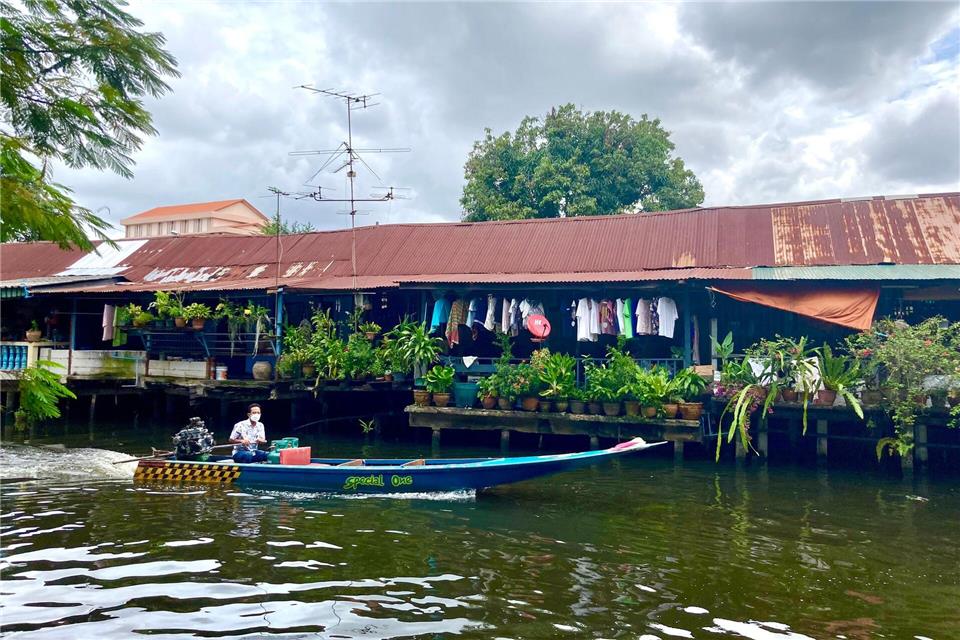 Highlight im langen Boot: eine Fahrt durch die Kanäle von Bangkok, Khlongs genannt.Carola Frentzen/dpa